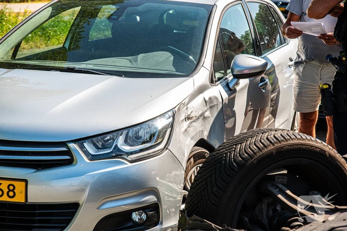 Auto belandt op zijn kop bij botsing
