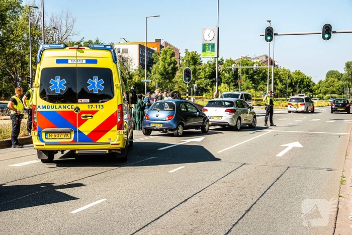 Auto belandt op zijn kop bij botsing
