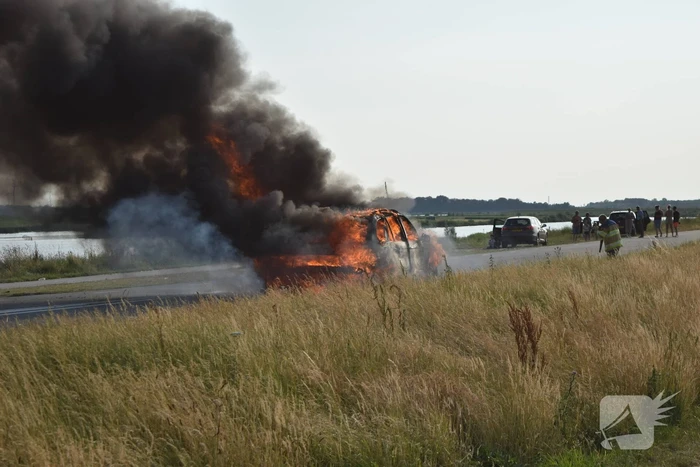 Personenauto volledig uitgebrand