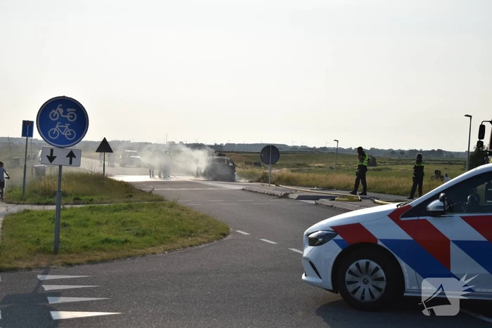 Personenauto volledig uitgebrand