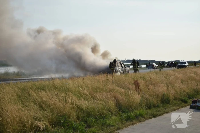 Personenauto volledig uitgebrand