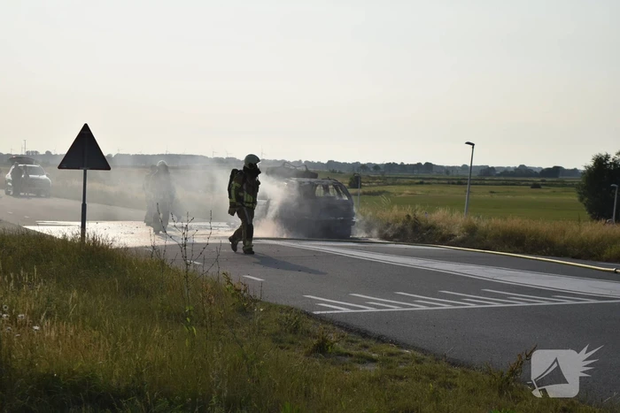 Personenauto volledig uitgebrand