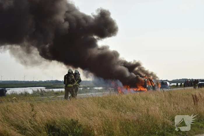 Personenauto volledig uitgebrand