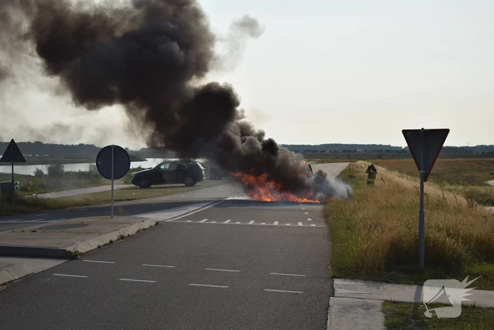 Personenauto volledig uitgebrand