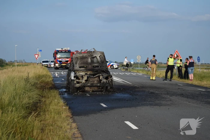 Personenauto volledig uitgebrand