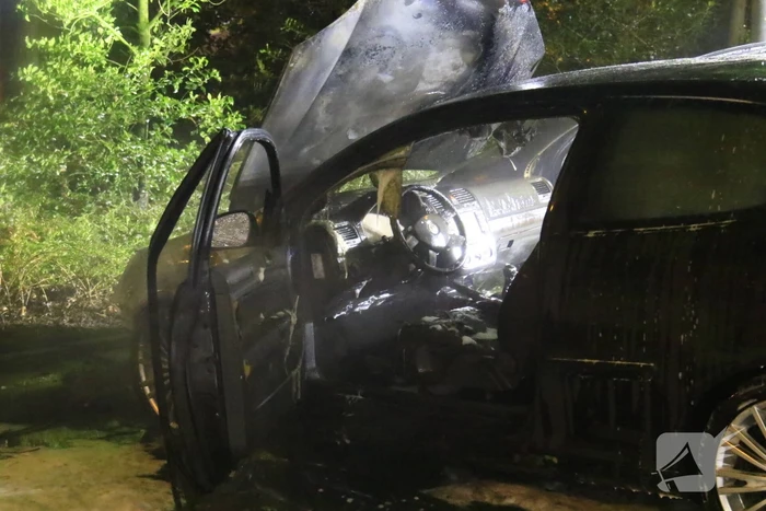 Auto verwoest door brand