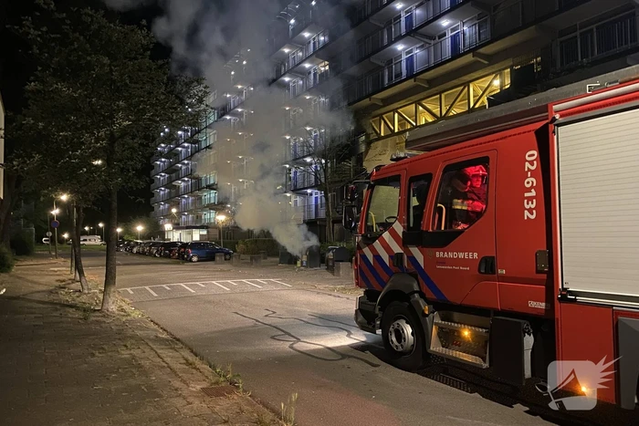 Papiercontainer vliegt in brand