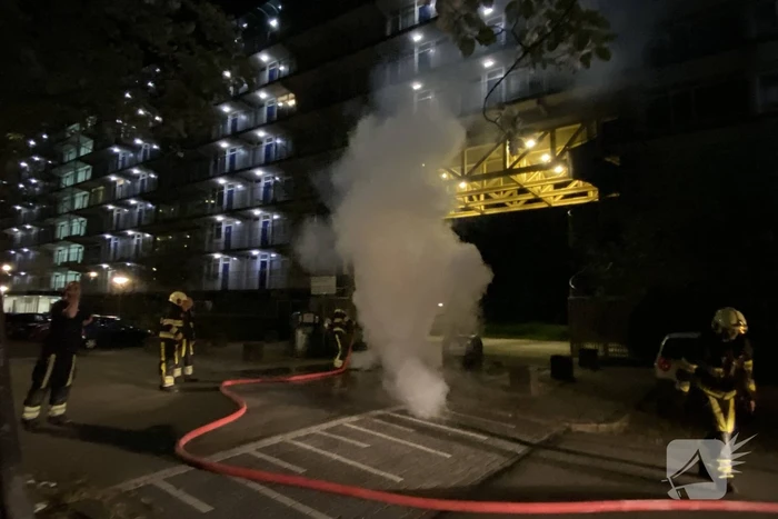 Papiercontainer vliegt in brand