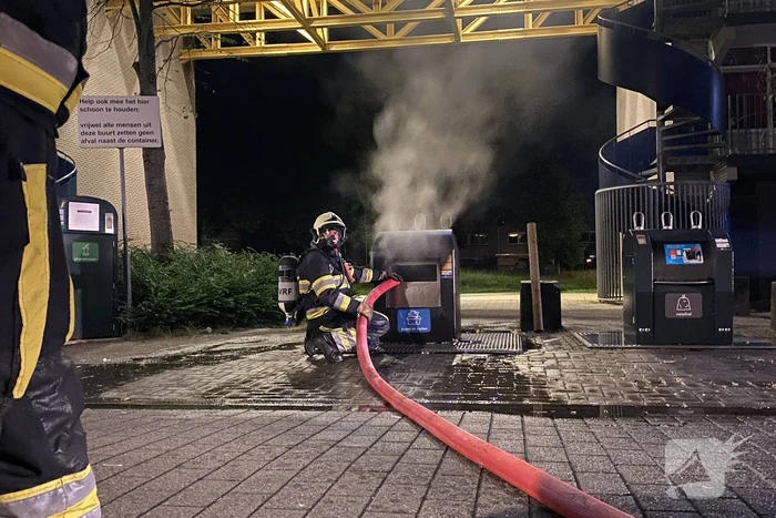 Papiercontainer vliegt in brand
