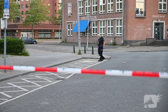 Man rijdt naar ziekenhuis na te zijn beschoten