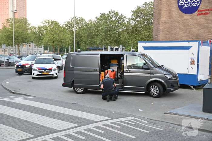 Man rijdt naar ziekenhuis na te zijn beschoten