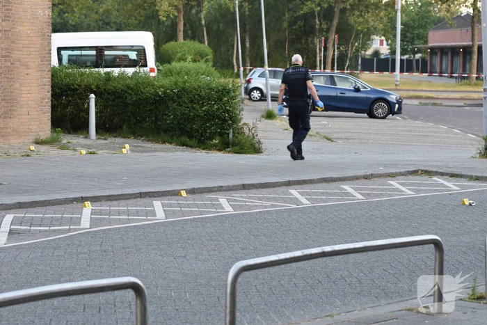 Man rijdt naar ziekenhuis na te zijn beschoten