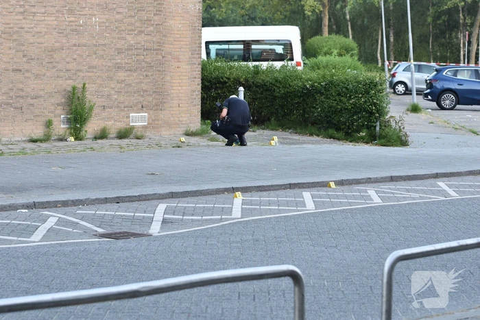 Man rijdt naar ziekenhuis na te zijn beschoten