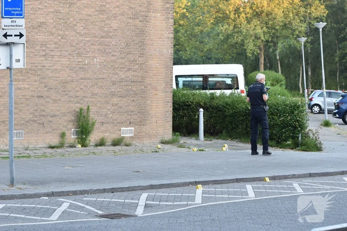 Man rijdt naar ziekenhuis na te zijn beschoten