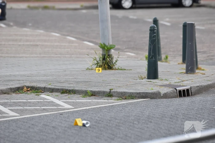 Man rijdt naar ziekenhuis na te zijn beschoten