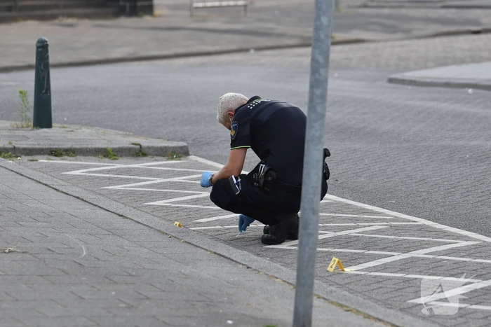 Man rijdt naar ziekenhuis na te zijn beschoten