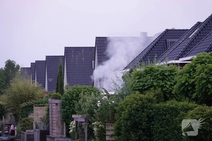 Veel rook bij brand in berging van woning