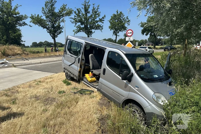 Dronken bestuurder crasht met bus