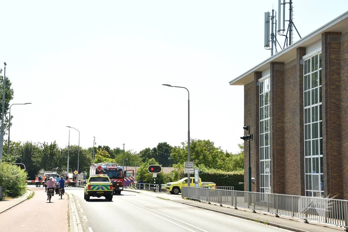 Brug in storing door hitte, brandweer ingezet om te koelen