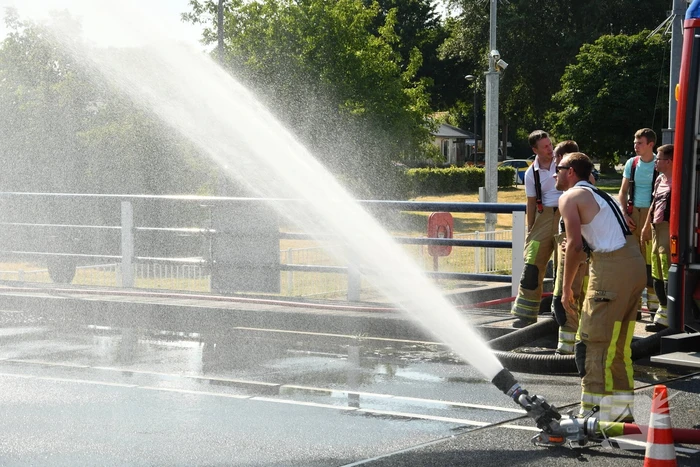 Brug in storing door hitte, brandweer ingezet om te koelen