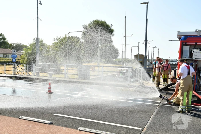 Brug in storing door hitte, brandweer ingezet om te koelen