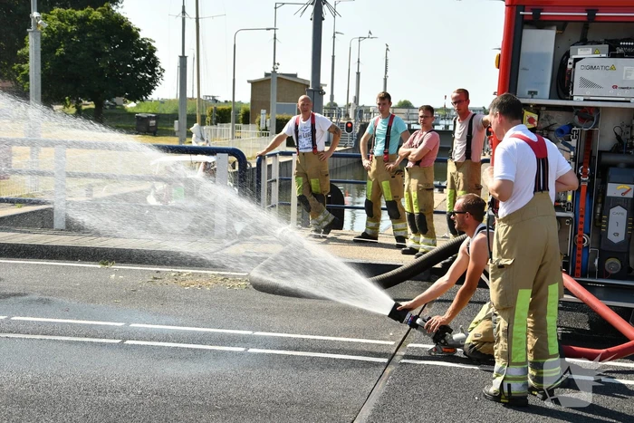 Brug in storing door hitte, brandweer ingezet om te koelen