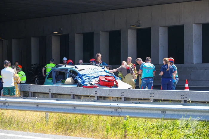 Traumahelikopter landt naast snelweg voor ernstig ongeval
