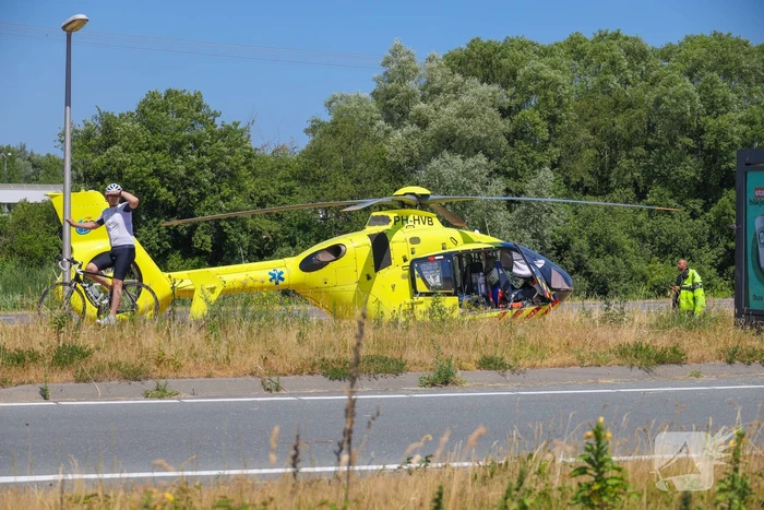 Traumahelikopter landt naast snelweg voor ernstig ongeval