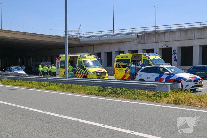 Traumahelikopter landt naast snelweg voor ernstig ongeval