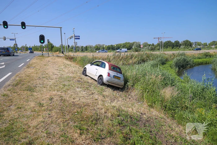 Auto raakt van de weg na botsing