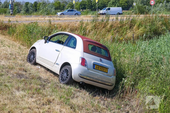 Auto raakt van de weg na botsing