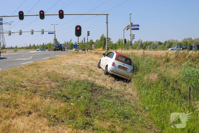 Auto raakt van de weg na botsing