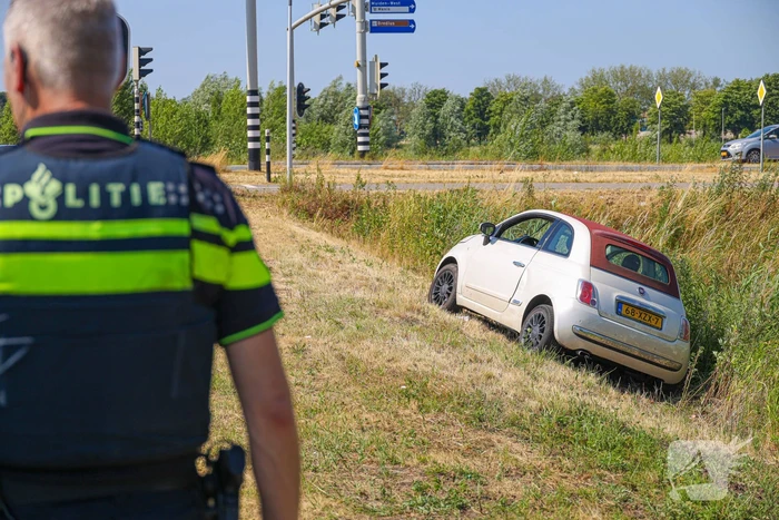 Auto raakt van de weg na botsing