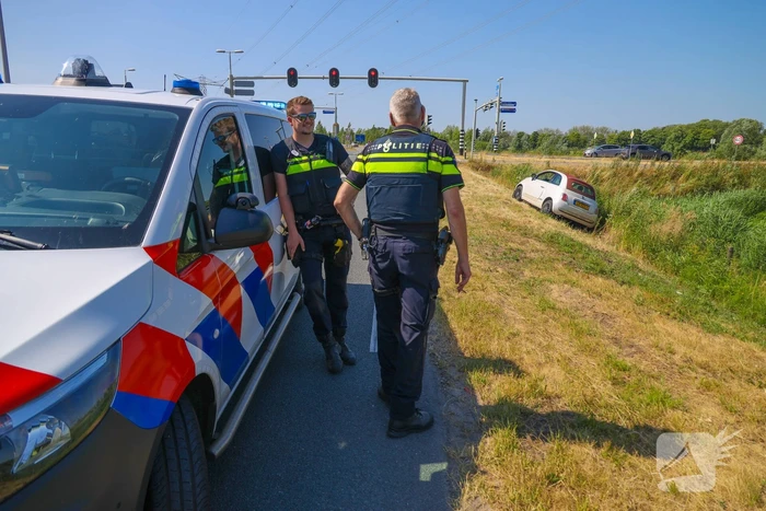 Auto raakt van de weg na botsing
