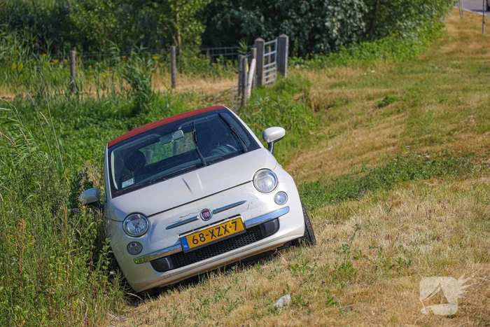 Auto raakt van de weg na botsing