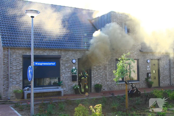 Hevige rookontwikkeling bij woningbrand