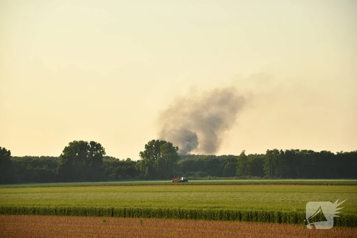 Grote rookwolk bij brand in berg afval
