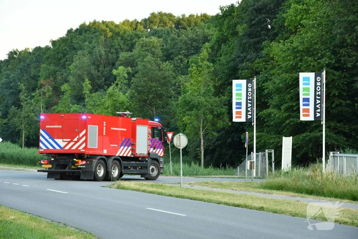Grote rookwolk bij brand in berg afval