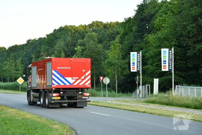 Grote rookwolk bij brand in berg afval