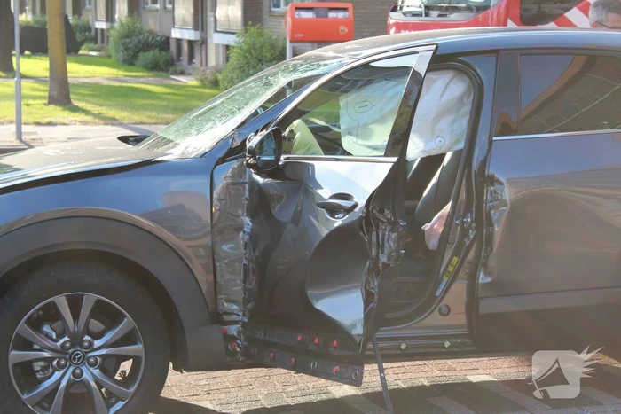 Hevige schade bij ongeval op kruising