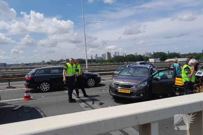Flinke schade bij ongeval op van Brienenoordbrug