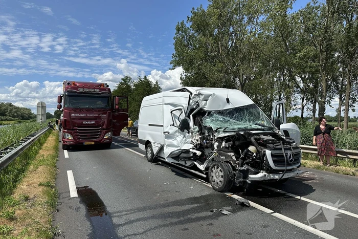 Enorme schade bij botsing met vrachtwagen