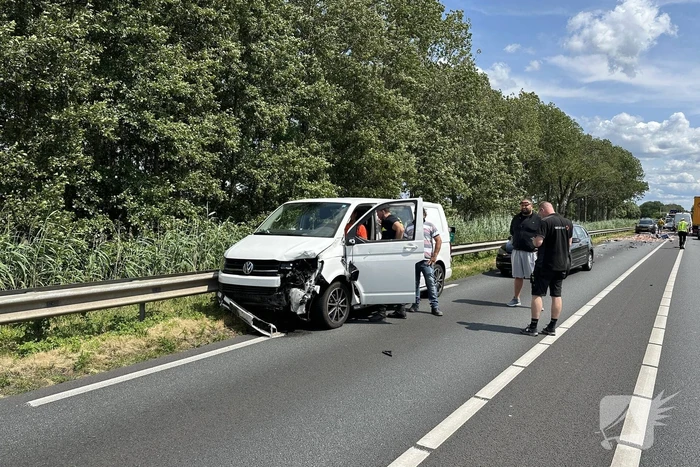 Enorme schade bij botsing met vrachtwagen