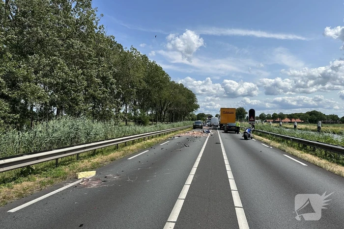 Enorme schade bij botsing met vrachtwagen