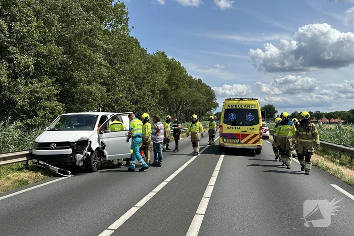 Enorme schade bij botsing met vrachtwagen