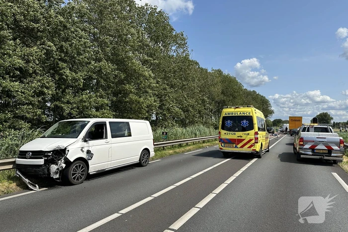 Enorme schade bij botsing met vrachtwagen