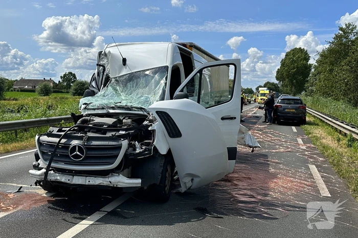 Enorme schade bij botsing met vrachtwagen