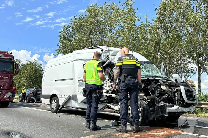 Enorme schade bij botsing met vrachtwagen
