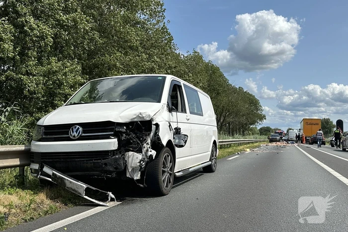 Enorme schade bij botsing met vrachtwagen