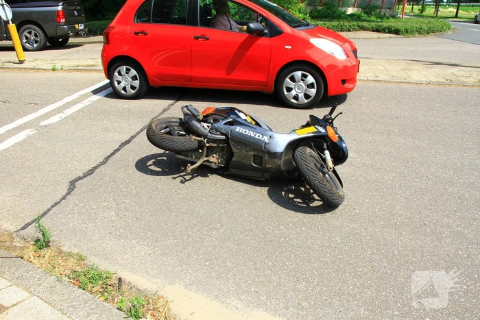 Scooterrijder gewond bij botsing met auto
